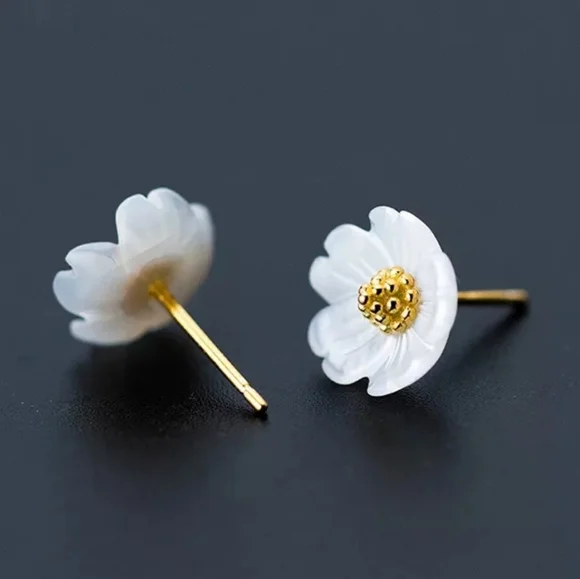 Gorgeous Ceramics Gold Color Flowers Stud Earrings - Picture 3 of 4